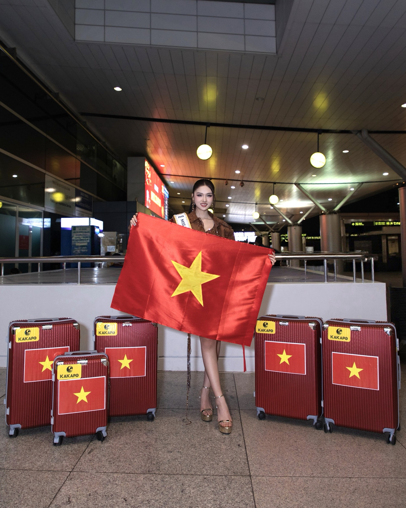 Bất ngờ diện mạo bố mẹ Á hậu Thu Ngân tại sân bay trước khi lên đường sang Ai Cập - Ảnh 3.