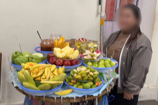 Người phụ bán trái cây lấn chiếm vỉa hè phố cổ Hà Nội bị xử phạt 2,5 triệu đồng