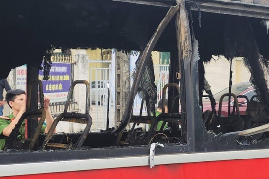 Ô tô 29 chỗ bất ngờ bốc cháy dữ dội trước cổng trường