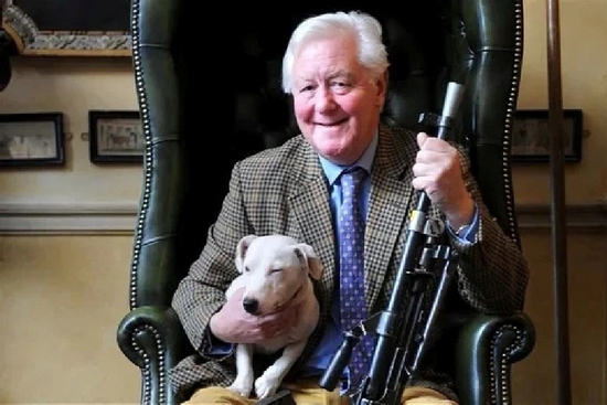 Tỷ phú 79 tuổi ra điều kiện kén vợ 'lạ đời': Phải biết lái trực thăng, không thuộc cung Bọ Cạp