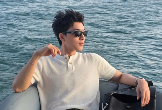 Bắt gặp HIEUTHUHAI, Kiều Minh Tuấn và hội bạn Vbiz lúc 2 giờ sáng, cô gái xuất hiện thân thiết gây chú ý