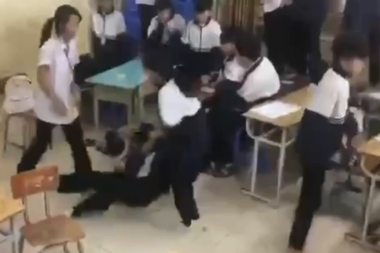 Công an vào cuộc vụ 6 nữ sinh hành hung bạn ngay trong lớp học