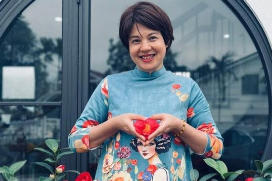 Hé lộ căn nhà ngập tràn sắc hoa của MC Diễm Quỳnh