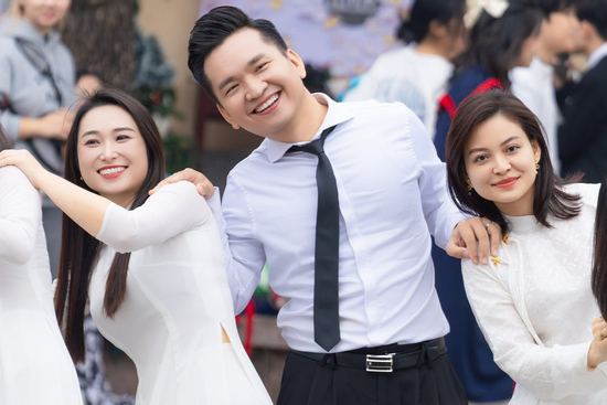 Nam MC từng bị ung thư máu về thăm trường cũ sau 20 năm, thấy tên trường là đủ kết luận: 'Anh này học giỏi'