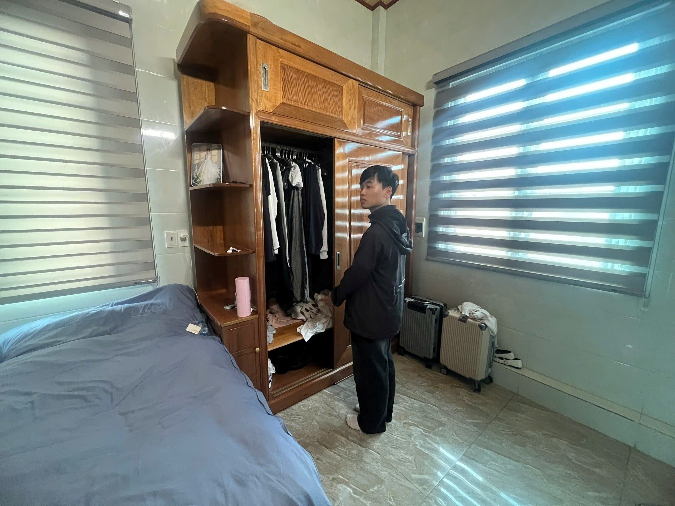 hinh anh 2 cong an xa dung lai hien truong doi tuong hoang ngoc bao trom cap tien trong tu quan ao tai phong ngu cua gia dinh anh hoang van binh1