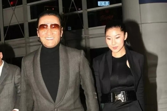 Tiết lộ cuộc tình của bố Tạ Đình Phong và bạn gái kém 49 tuổi