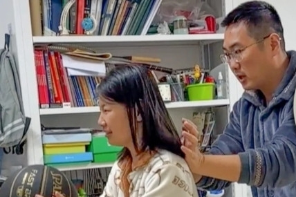 Bé gái mồ côi viết bài văn cảm ơn dì chú đã nuôi mình gây xúc động