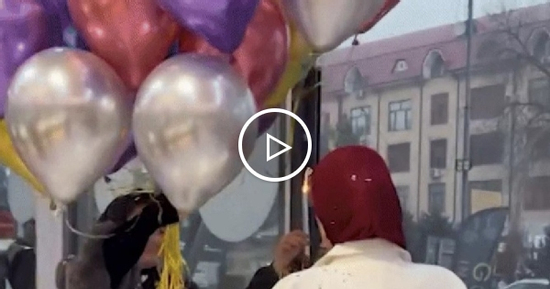 Cầm pháo sáng cạnh bóng bay bơm khí hydro, cô gái suýt 'gặp họa' trong ngày sinh nhật