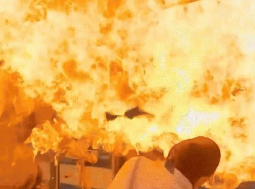 Ngọn lửa từ pháo sáng chạm vào quả bóng bay ở gần đó, khiến chùm bóng bay phát nổ. Ảnh cắt từ clip.