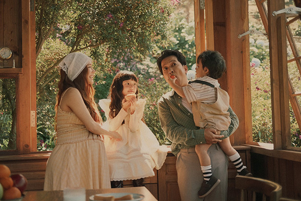 Nhã Phương ở tháng cuối thai kỳ được chồng con yêu chiều - Ảnh 4.