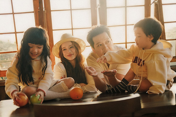 Nhã Phương ở tháng cuối thai kỳ được chồng con yêu chiều - Ảnh 3.