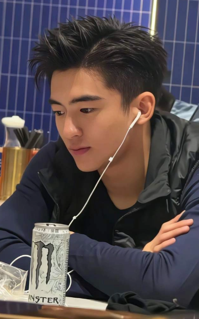 Con trai 18 tuổi của Trương Bá Chi và Tạ Đình Phong gây chú ý - Ảnh 2