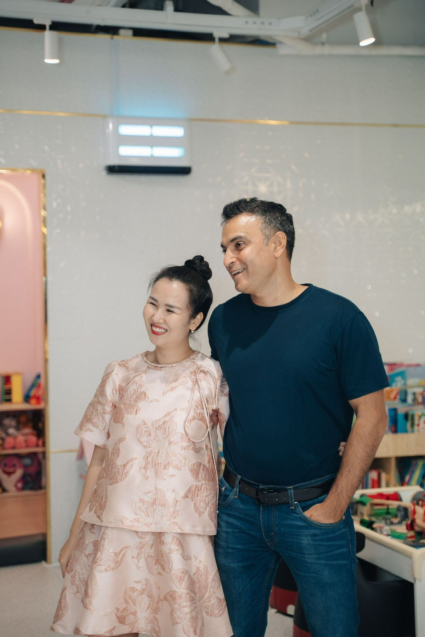 Võ Hạ Trâm kỷ niệm 7 năm hôn nhân hạnh phúc bên Vikas Chaudhary - Ảnh 3.