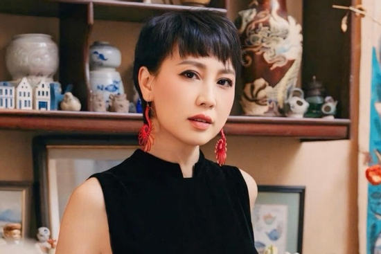 Mẹ vợ Đoàn Văn Hậu lại gây chú ý với nhan sắc trẻ đẹp tuổi U50