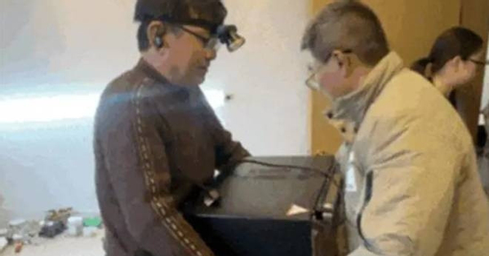 Người đàn ông mang lò vi sóng 14 năm đi sửa và chuyện cảm động phía sau