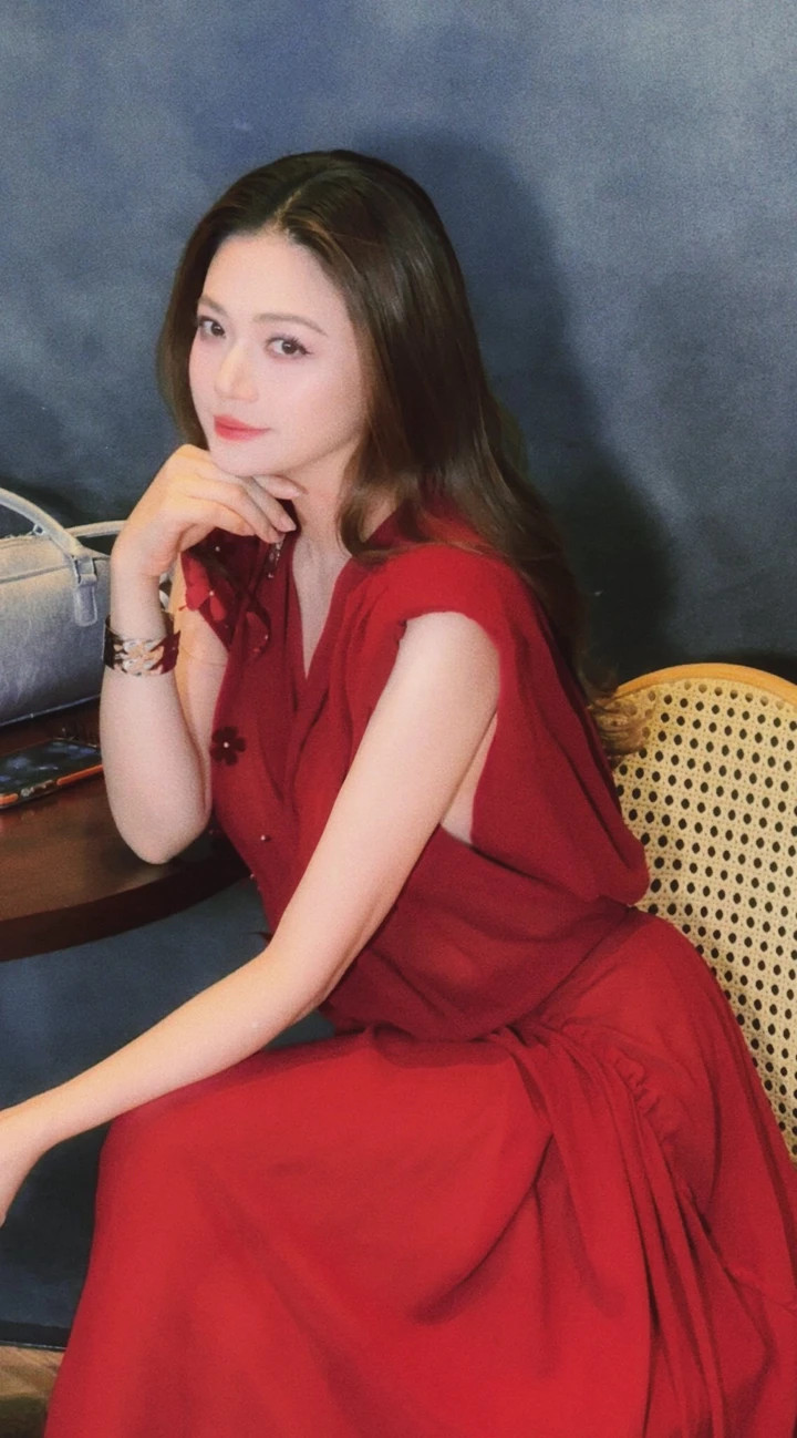 Đời thường, cô chuộng những lối trang điểm nhẹ nhàng, tôn lên vẻ đẹp tự nhiên, gương mặt thanh tú vừa dịu dàng vừa gần gũi.