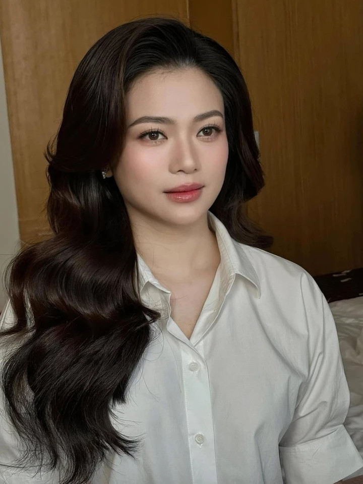 NSƯT Kiều Anh sinh năm 1981 tại Thái Nguyên. Năm 13 tuổi, cô thi đỗ khoa múa Trường Nghệ thuật Quân đội (nay là Đại học Văn hóa Nghệ thuật Quân đội).