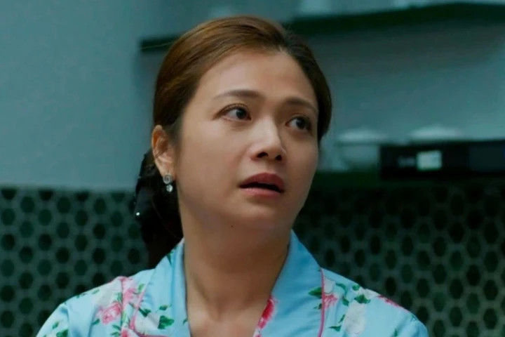 Trong phim, Kiều Anh đóng vai bà Ánh - người phụ nữ tuổi trung niên, có hai con lớn nhưng tính cách hồn nhiên, vui tươi. Bà được chồng con cưng chiều như công chúa vì thế gặp nhiều tình huống