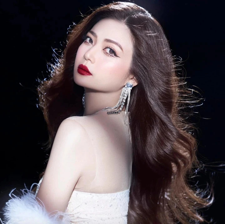 Về đời tư, nữ NSƯT khá kín tiếng. Chỉ biết rằng, cô làm mẹ đơn thân, con trai hiện 12 tuổi. Nữ diễn viên từng tâm sự bị “ám ảnh” bởi mối tình sâu đậm năm 18 tuổi đến mức sau này không yêu được ai. Cũng theo lời Kiều Anh, con trai sốt ruột và luôn mong mẹ có người yêu.