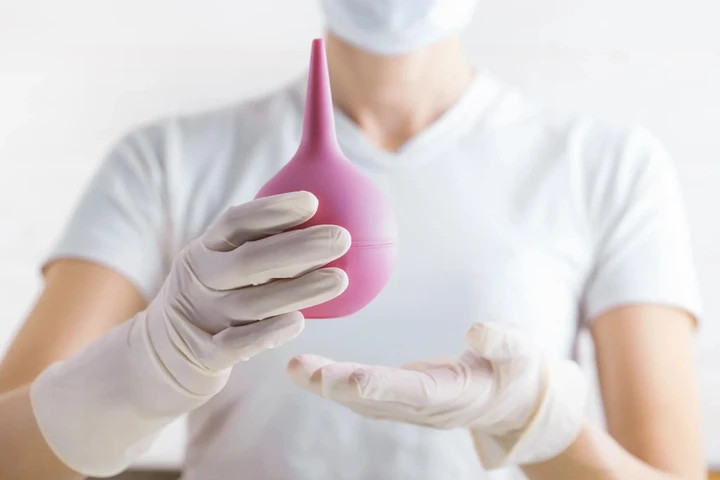 Một dụng cụ thụt rửa ruột hiện nay, nó thoải mái hơn nhiều so với các phương pháp trước đây.