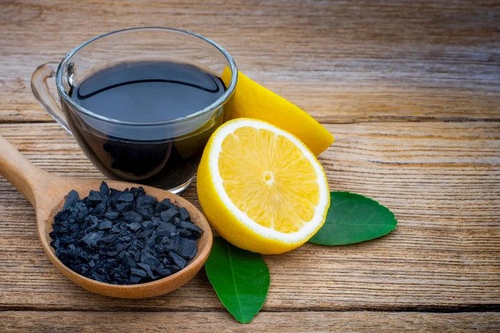 Than hoạt tính xuất hiện trong mọi thứ, từ nước ép giải độc và kem đánh răng đến mặt nạ dưỡng da.