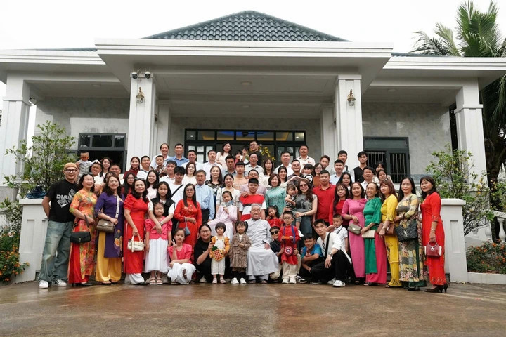 Đại dia đình diện áo dài chụp ảnh vào đầu năm 2024.