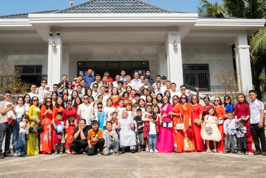 Bộ ảnh đại gia đình Gia Lai gần 100 người gây sốt vì được chụp đều đặn 22 năm