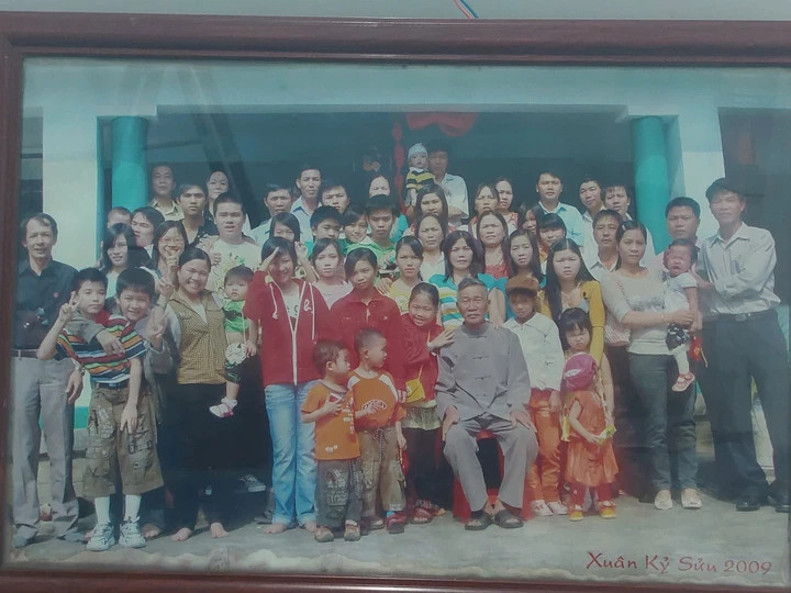 Cả gia đình chụp ảnh năm 2009, các thành viên đã đông hơn nhiều.