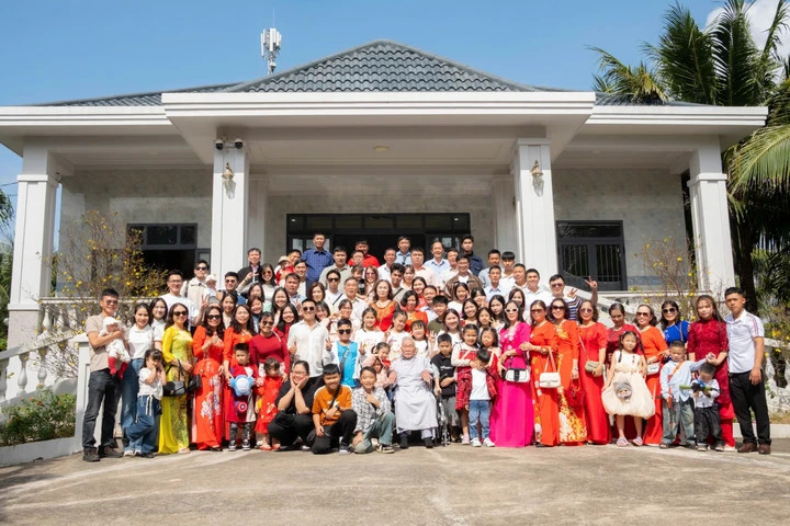 Bộ ảnh đại gia đình gần 100 người gây sốt mạng.