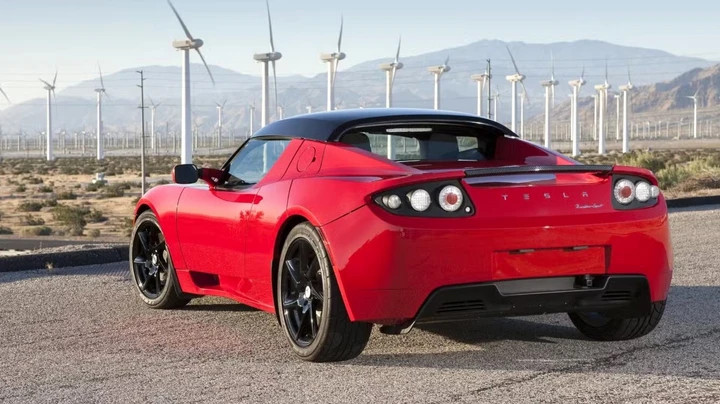 Tổng thống Trump cũng sở hữu một chiếc xe điện với chiếc Tesla Roadster. (Ảnh: Carbuzz)