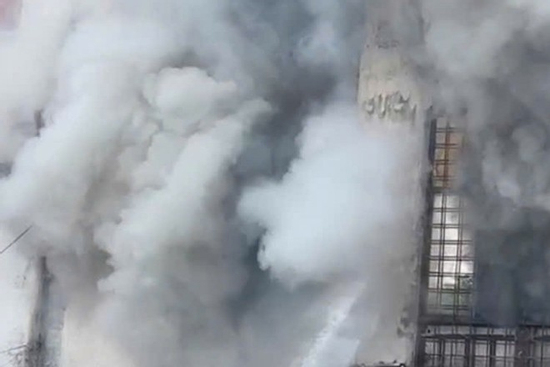 Cháy dữ dội tại một chung cư ở Nghệ An