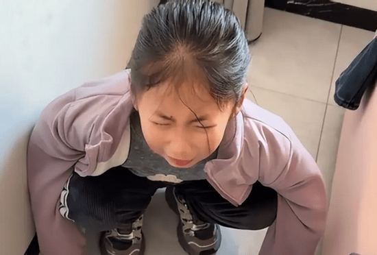 Mua giày cho con gái, 1 bà mẹ khiến mạng xã hội bức xúc vì một hành động