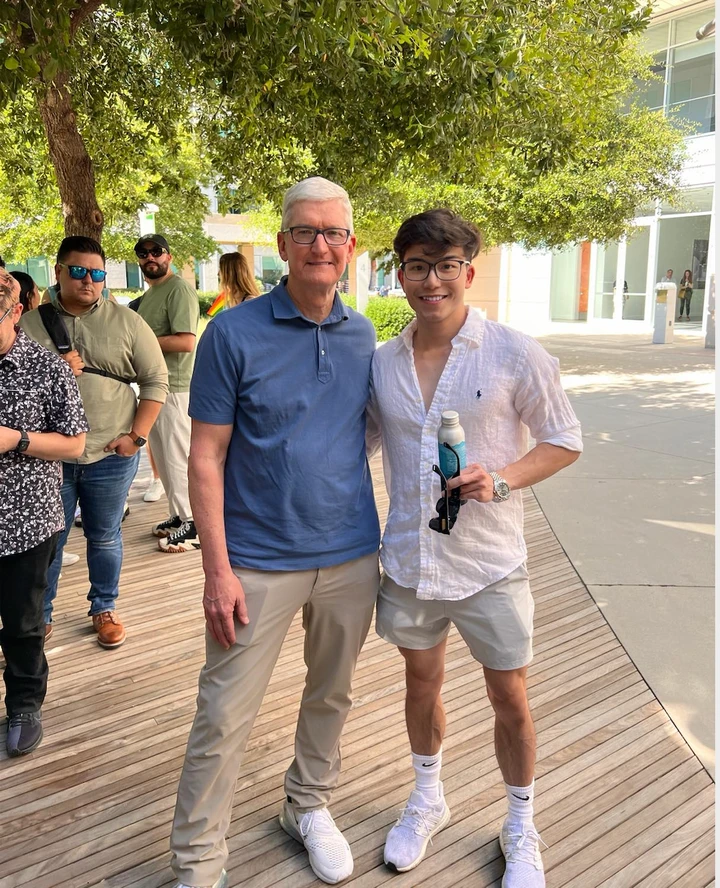 Tùng Anh và Tim Cook, CEO của tập đoàn Apple, Mỹ.