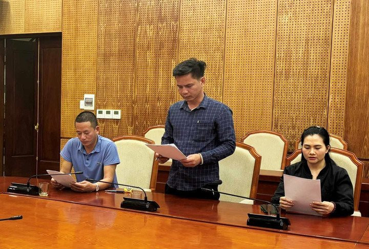 Đại diện Hợp tác xã Dịch vụ tang lễ trọn gói Tiền An giải trình tại buổi làm việc với lãnh đạo phường Quảng Yên.