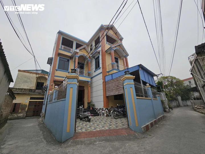 Ngôi nhà của gia đình nghi phạm tại xã Lạc Đạo, nơi người dân cho biết từng nhiều lần đối tượng lên cơn, đe dọa mọi người trong gia đình.