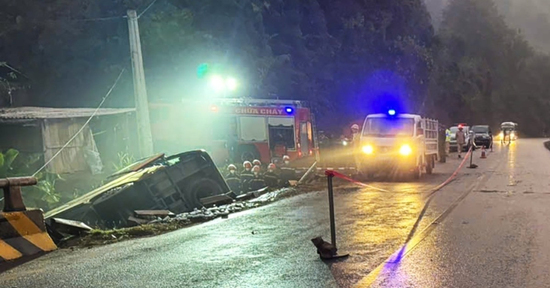 Ô tô khách lao xuống cống thoát nước ở Sơn La, 4 người tử vong tại chỗ