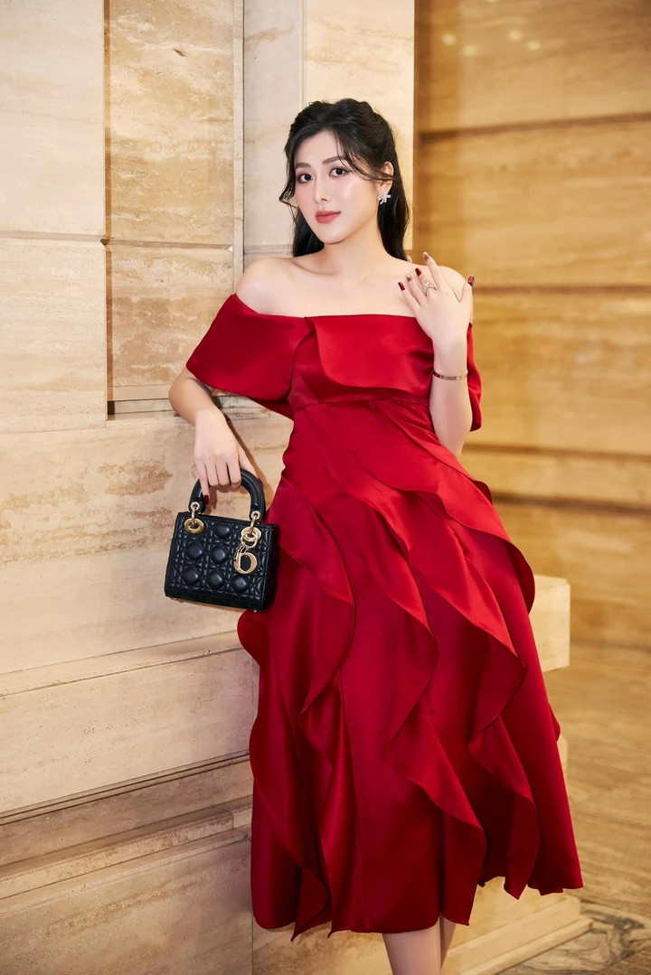 Tin đồn cả hai hẹn hò rộ lên khi nam tiền đạo bình luận ngọt ngào dưới loạt ảnh của Kim Thủy: “Vẻ đẹp của bạn là 10 điểm không có nhưng