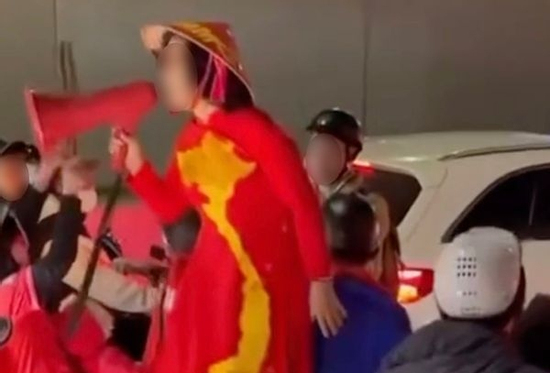 Danh tính người phụ nữ 'đi bão', hô hào đám đông đua xe ở Hà Nội, đã được công an mời làm việc