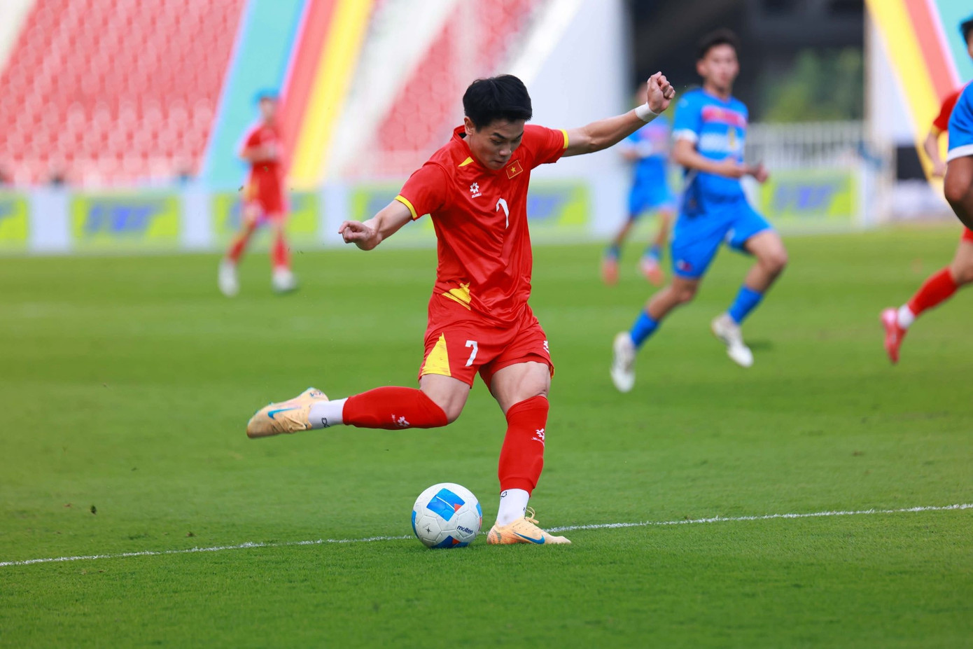 Tiền vệ Nguyễn Đình Bắc: Cực đơn giản mà chất giữa đời thường- Ảnh 1.