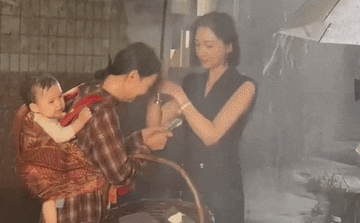 100 triệu người phẫn nộ vì bé sơ sinh bị dầm mưa trong nhiều giờ