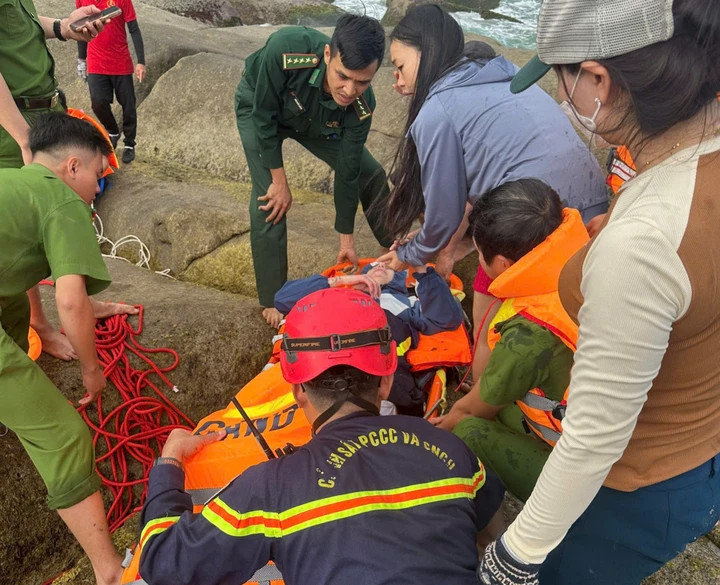 Lực lượng chức năng kịp thời cứu sống 2 du khách.