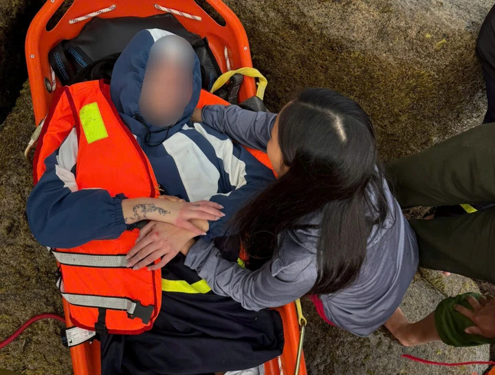 1 du khách được chuyển đến Trung tâm Y tế để điều trị.