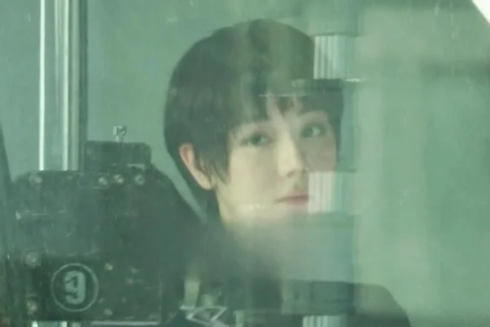 Địch Lệ Nhiệt Ba 'xuống tóc' khiến dân tình đứng ngồi không yên