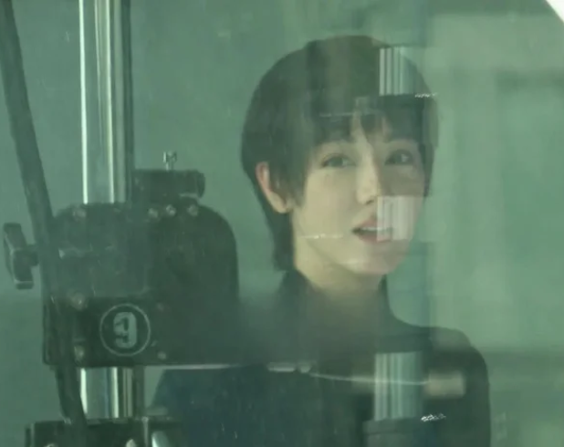 Địch Lệ Nhiệt Ba 'xuống tóc' khiến dân tình đứng ngồi không yên - Ảnh 2