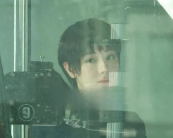 Địch Lệ Nhiệt Ba 'xuống tóc' khiến dân tình đứng ngồi không yên - Ảnh 1