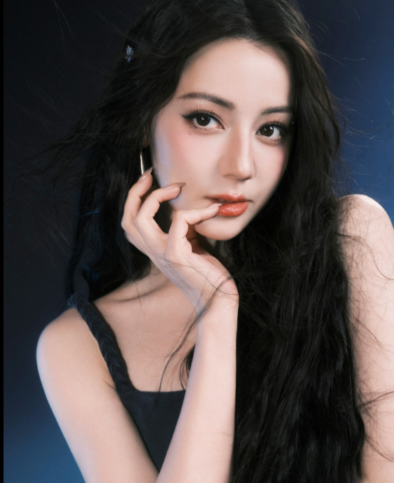 Địch Lệ Nhiệt Ba 'xuống tóc' khiến dân tình đứng ngồi không yên - Ảnh 3