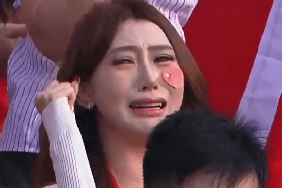 Hàng triệu lượt xem nữ CĐV Trung Quốc òa khóc: 'U23 Trung Quốc làm tôi không kìm được nước mắt'