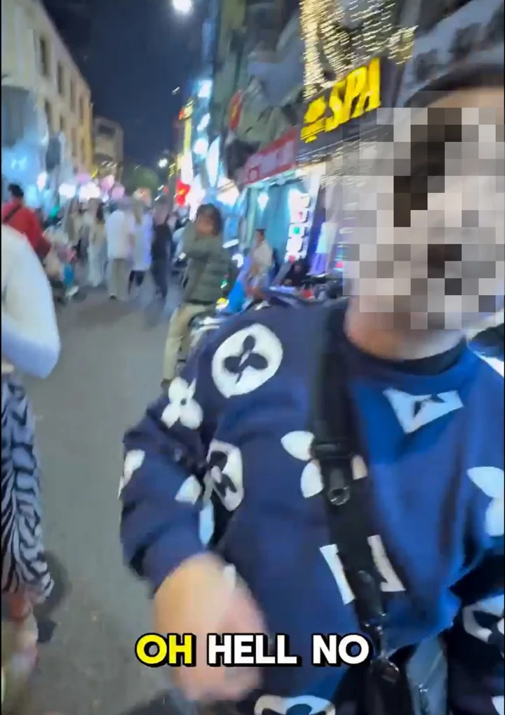 Video clip ghi lại cảnh một người Việt Nam tiếp cận, mời chào du khách nước ngoài sử dụng ma túy tại khu vực phố cổ Hà Nội. (Ảnh: CACC)