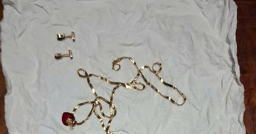 Bất ngờ phát hiện gói vàng được bọc giấy ăn trong túi rác trên tàu