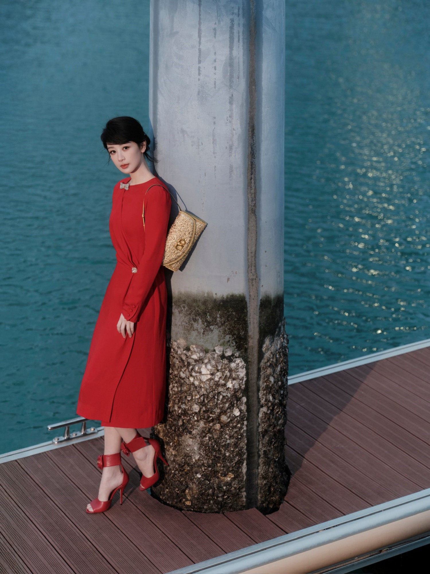 Dương Tử diện váy đỏ, xuất hiện với vẻ ngoài rạng rỡ đầu năm mới - Ảnh 3